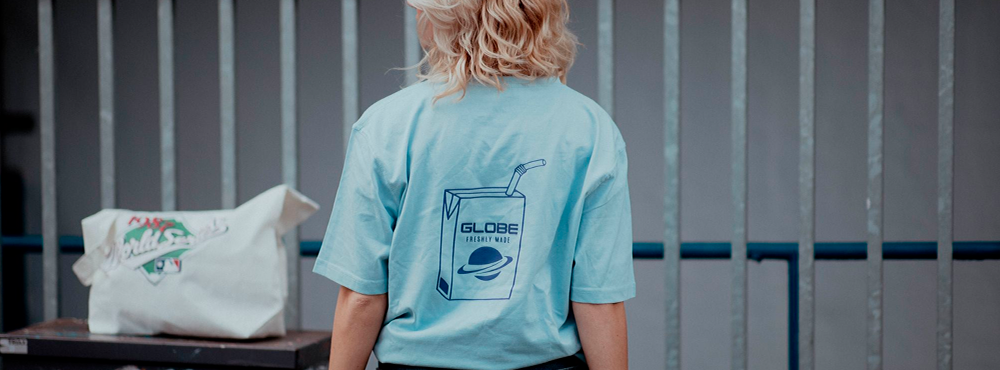 Kvinde med lyseblå Globe Studios t-shirt