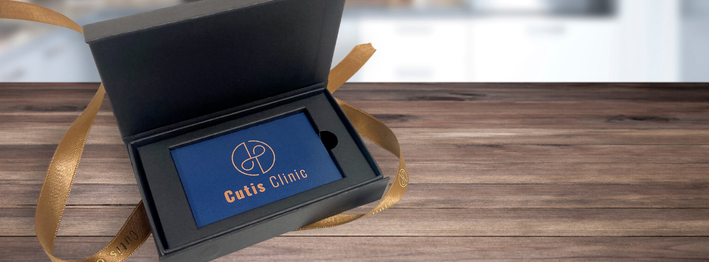 En pakke med et gavekort til Cutis Clinic.