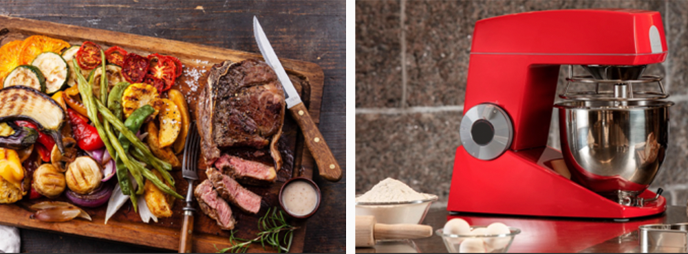 Til venstre er et skærebræt med noget kød og nogle grøntsager og en skarp kniv. Til venstre er en røremaskine i rød på et køkkenbord.