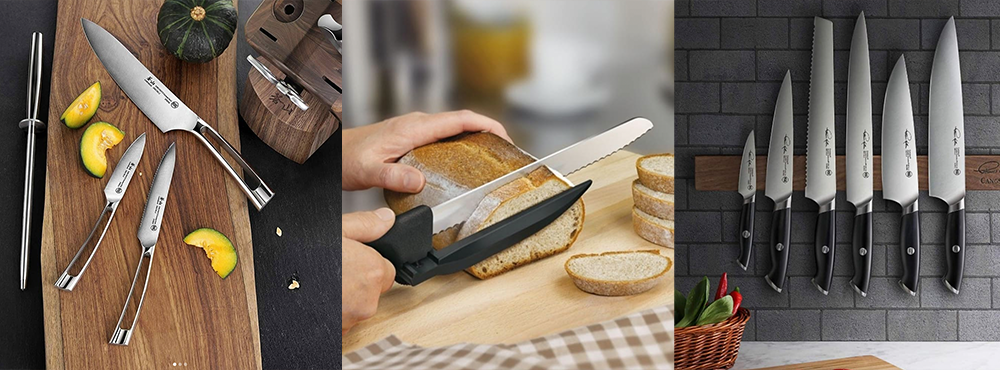 Tre knive på et skærebræt til venstre. En mand er ved at skære brød på et skærebræt i midten. Til højre hænger seks knive på en væg. 
