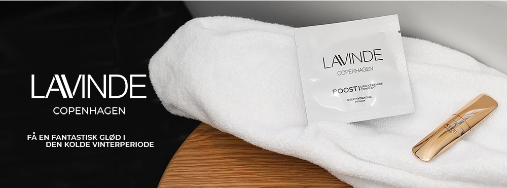 Der ligger et hvidt håndklæde med to produkter fra Lavinde ovenpå.