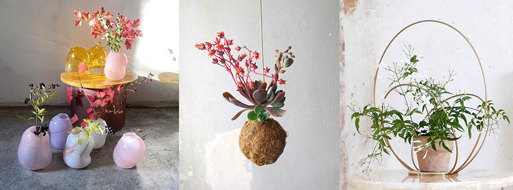Vaser til venstre i flere farver, i midten hænger en plante fra loftet, og til højre står en plante på et bord i en messignskuptur af Kaja Skytte.