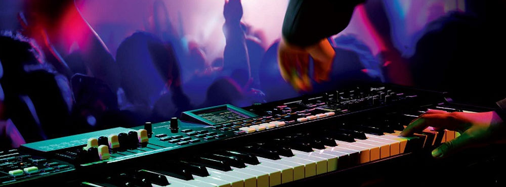 En dj spiller på keyboard fra Bravo Musik.